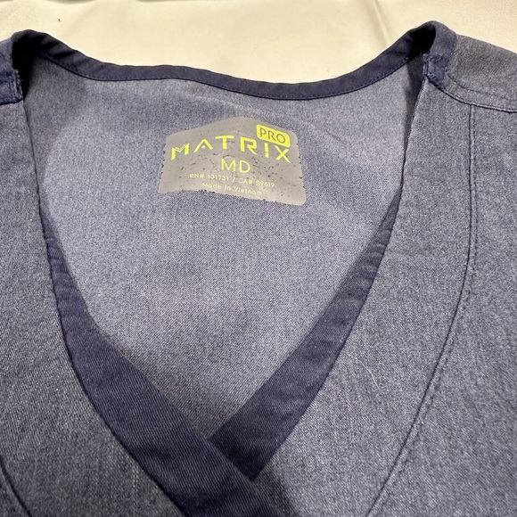 Navy blue scrub set - Picture 2 of 5